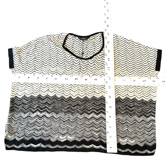 BCBGMaxAzria new tunic style top black and white short sleeve one size f… - Picture 5 of 7